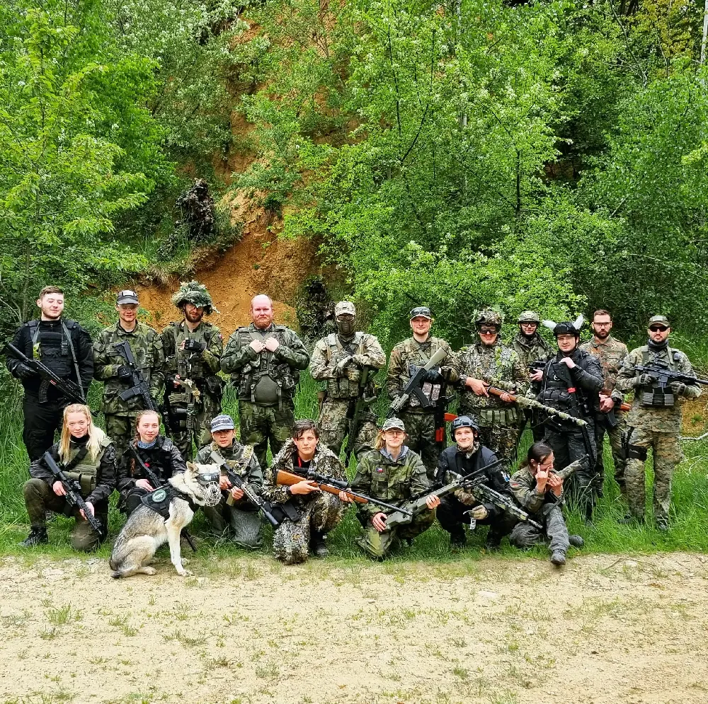 Společná fotografie z airsoftové akce u Zruče nad Sázavou