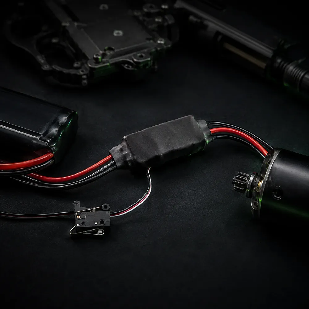MOSFET v AEG propojený s baterií, motorem a spoušťovým signálem